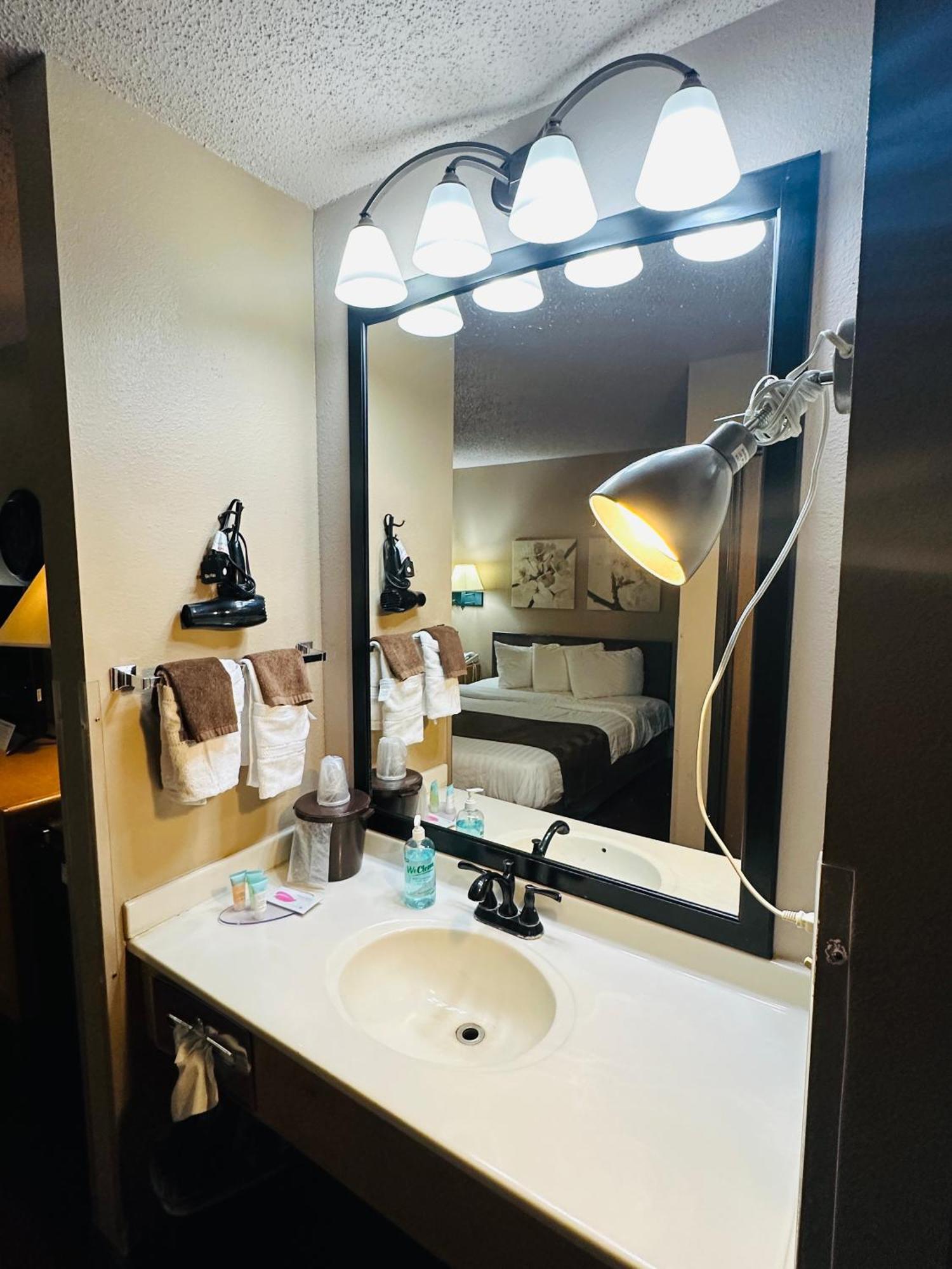 De Smet Super Deluxe Inn & Suites Экстерьер фото